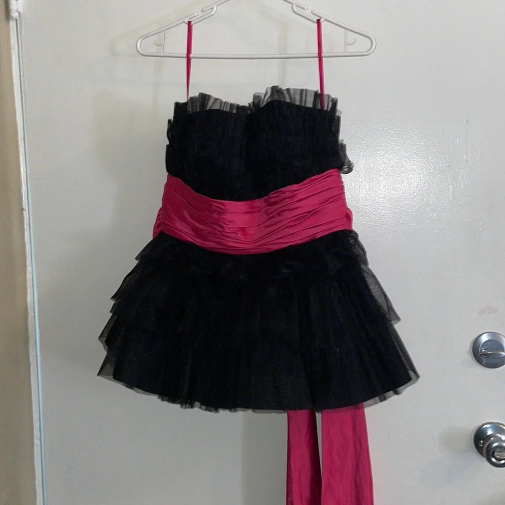 Betsey Johnson Ruffle Top - Picture 1 of 8